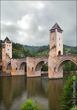 Die Wehrbrücke über die Tatha in Hochwald